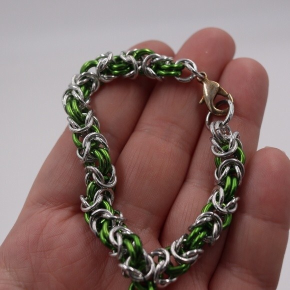 Handmade Woven Chain Maille Green & Silver Pendant Bracelet - Picture 6 of 7